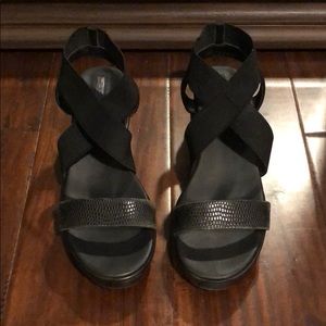 TAHARI slip on sandals